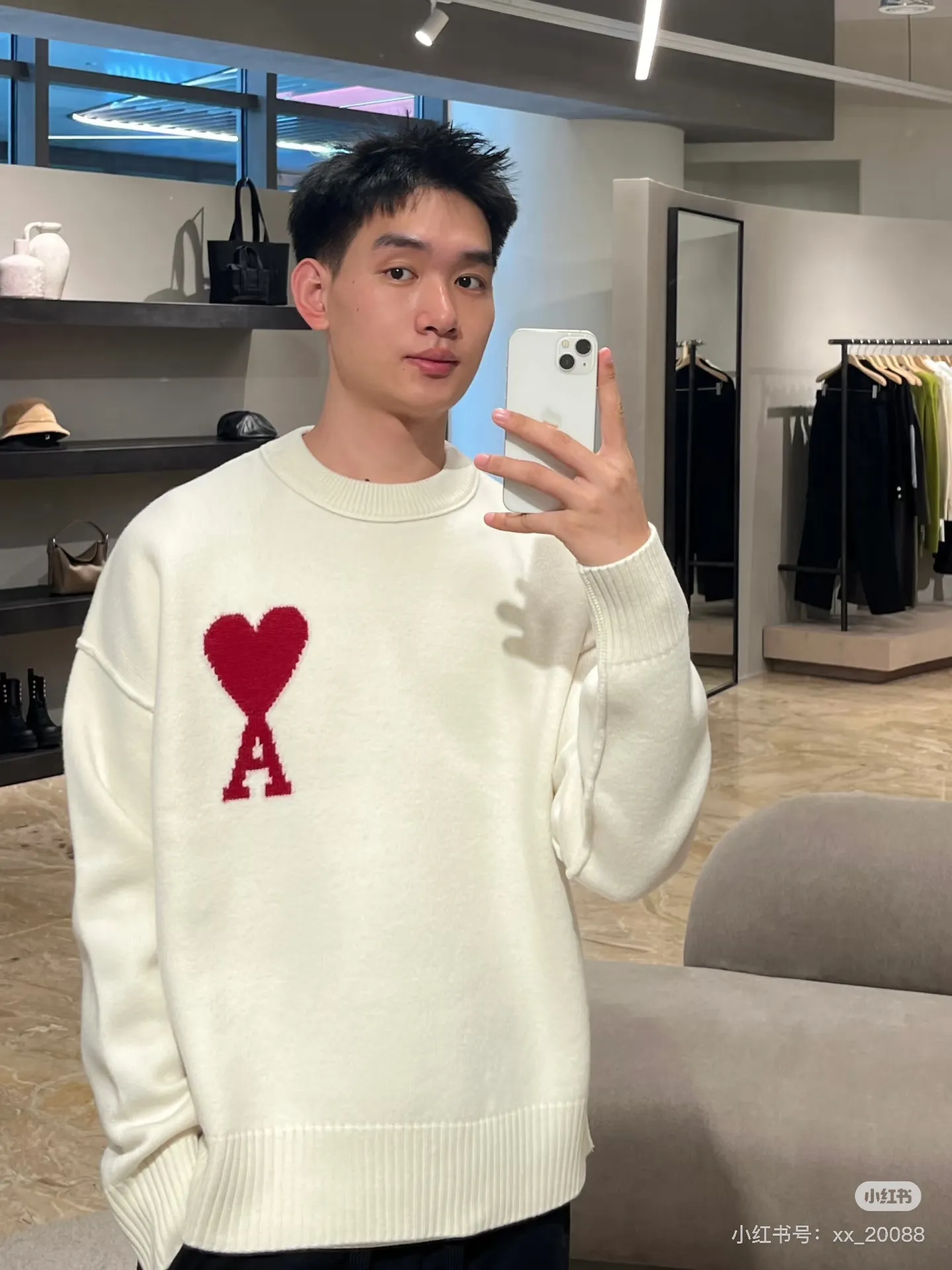 [Upper body picture] Ami Red love crew neck sweater